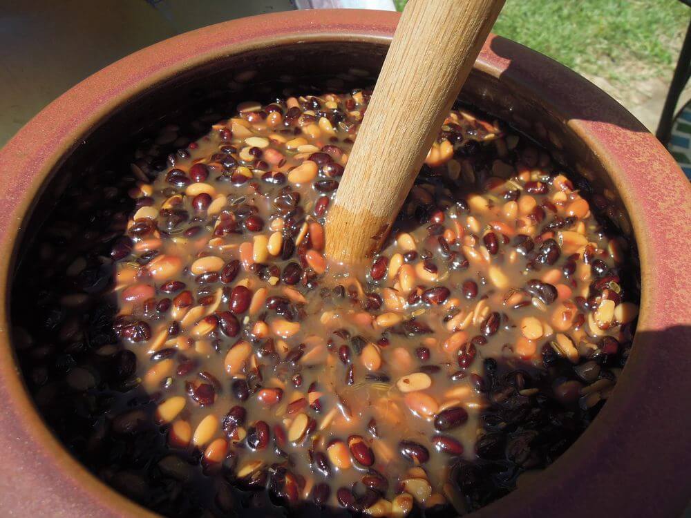 Sójové boby nebo odtučněná sójová moučka se namočí do vody a poté se vaří ve velkém hrnci.