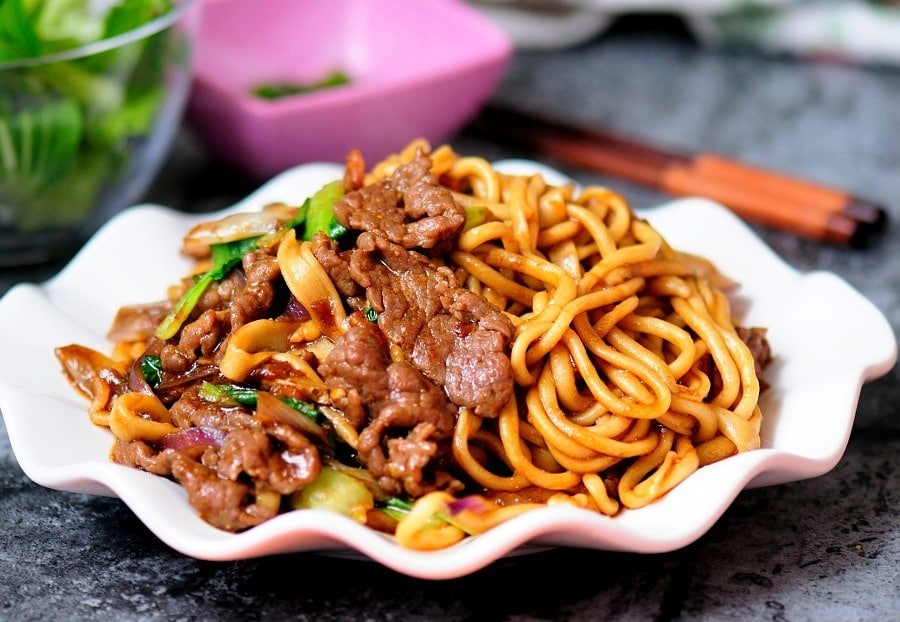 Smažené nudle s hovězím masem (Niú Ròu Chao Miàn 牛肉炒面) - NUDLIČKA