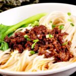 Pekingské nudle s masovou omáčkou