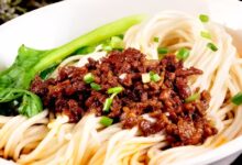 Pekingské nudle s masovou omáčkou