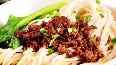 Pekingské nudle s masovou omáčkou