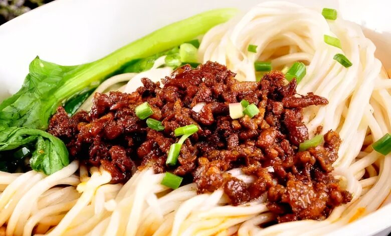 Pekingské nudle s masovou omáčkou
